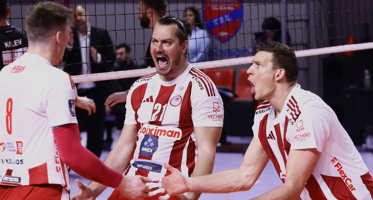 Ο Ολυμπιακός πανηγυρίζει τη νίκη στον τελικό /Πηγή: Intime