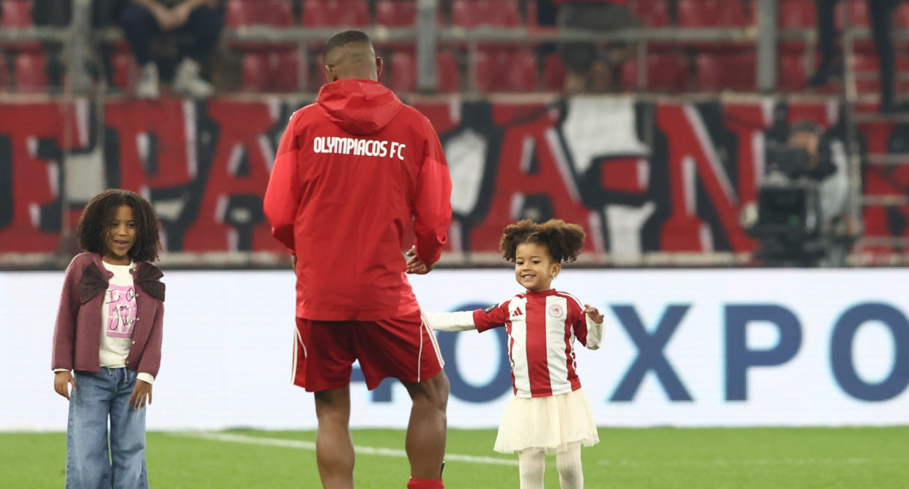 Ο Ελ Κααμπί παίζει με τα παιδάκια του μετά την νίκη του Ολυμπιακού επί του ΟΦΗ / Πηγή: INTIMΕ