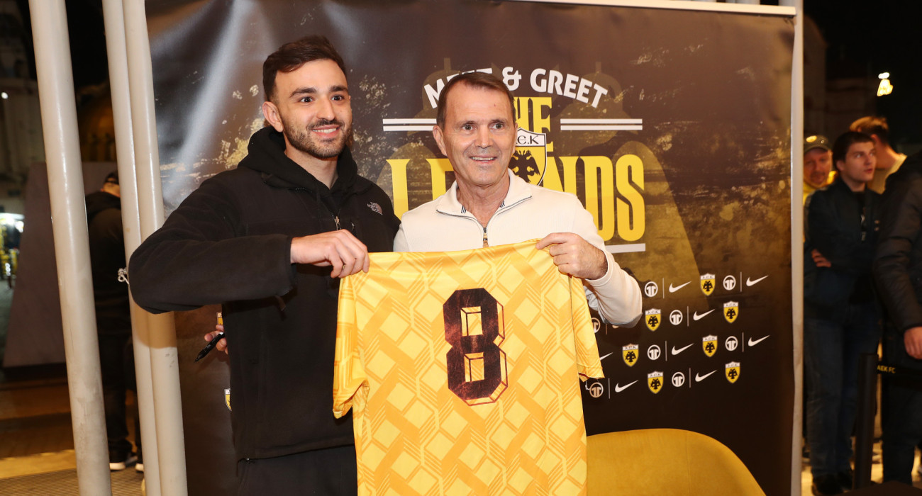 Ο Τόνι Σαβέφσκι με φίλο της ΑΕΚ με τη φανέλα του / Πηγή: Intime