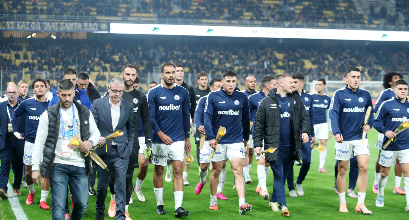 Οι παίκτες του Ατρόμητου με λουλούδια στα χέρια / Πηγή: Intime