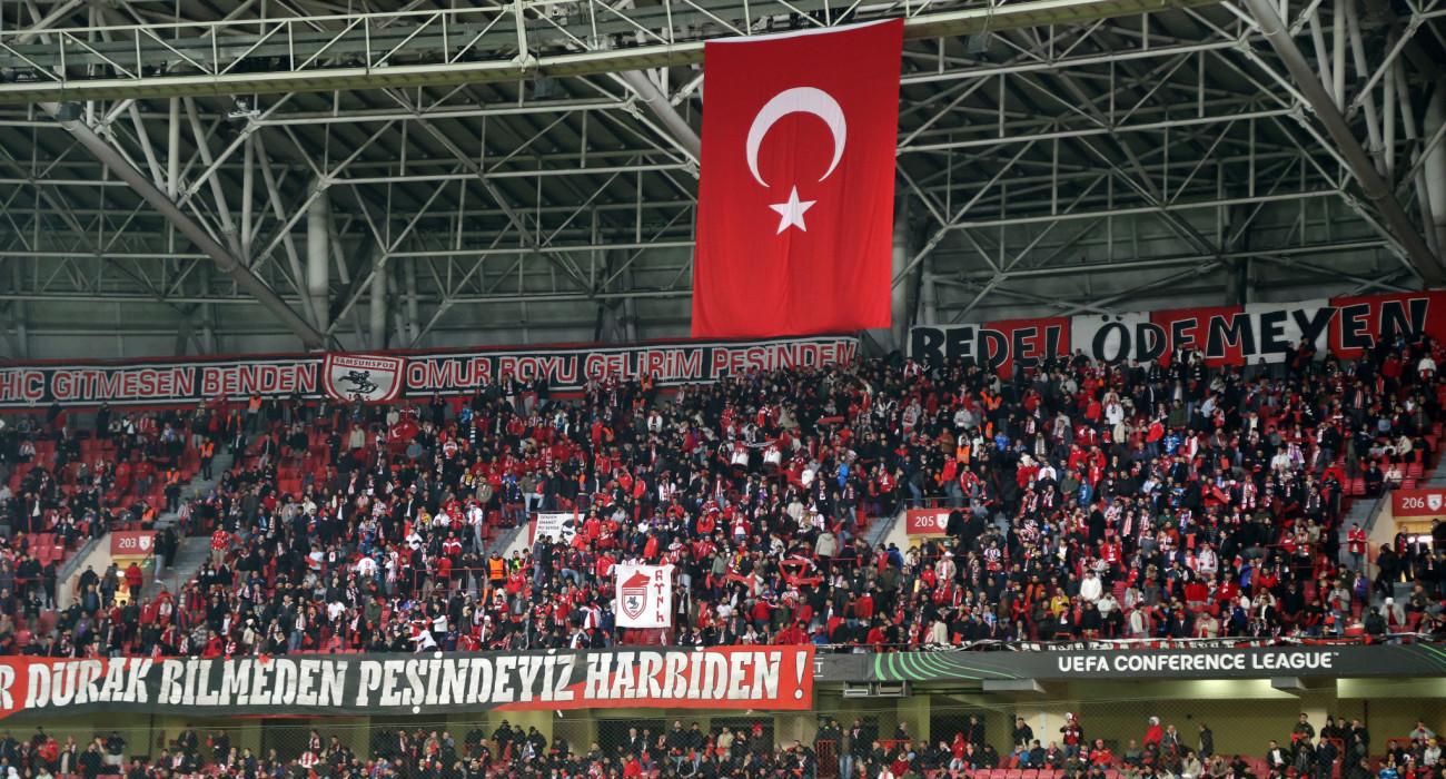 Οπαδοί της Σαμσουνσπόρ στο ματς με την ΑΕΚ / Πηγή: Intime