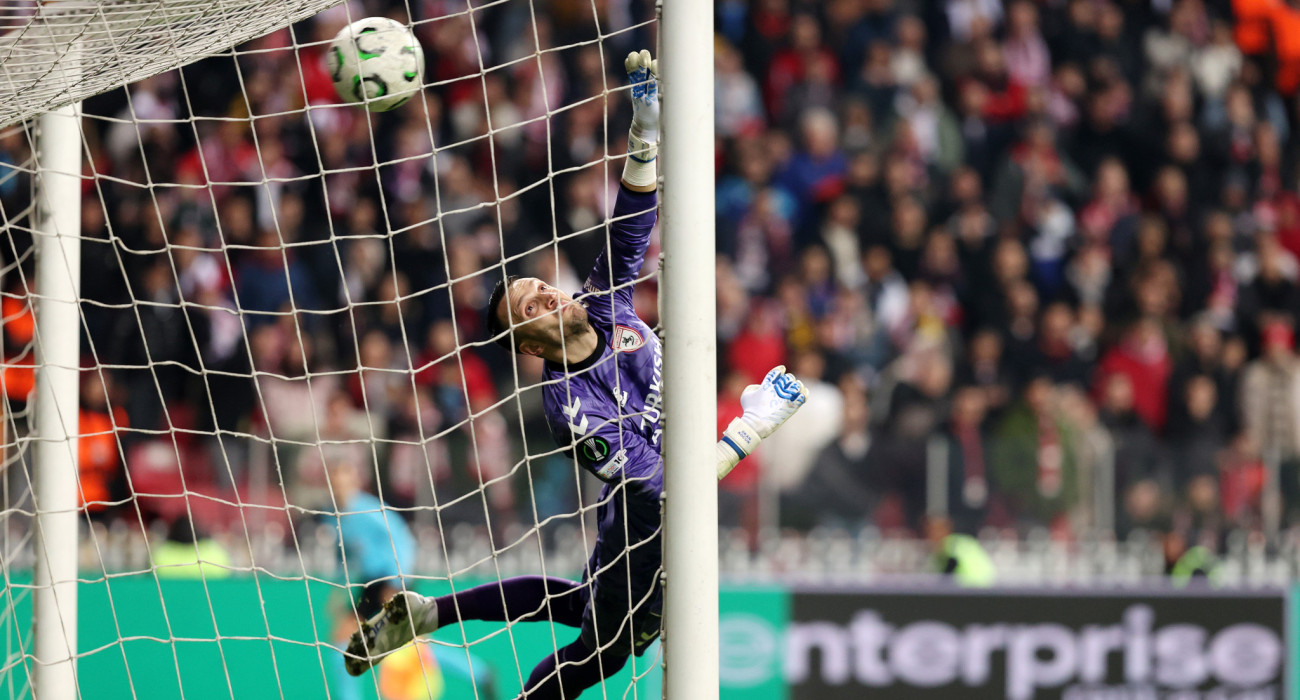 Τηλεκατευθυνόμενο φάουλ του Μάριν για το 1-1 της ΑΕΚ (video)