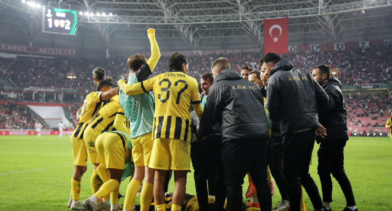 Οι ποδοσφαιριστές της ΑΕΚ πανηγυρίζουν τη μεγάλη νίκη /Πηγή: Intime