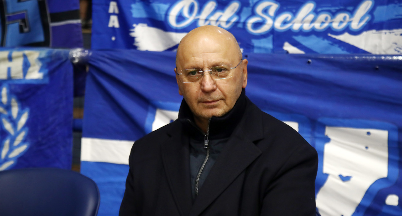 Ο Παναγιώτης Μονεμβασιώτης παρακολουθεί το παιχνίδι του Ηρακλή, Πηγή: Intime