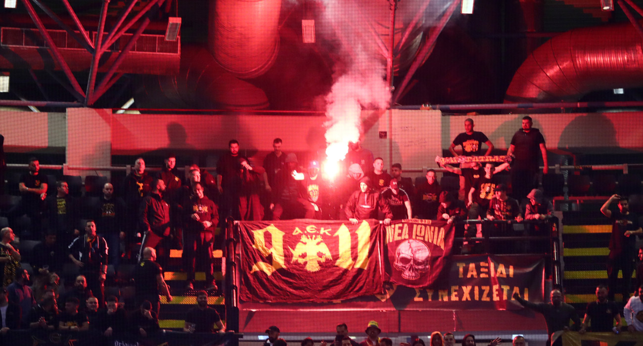 Τιμωρία μιας αγωνιστικής στην ΑΕΚ για το καπνογόνο που άναψε στο παιχνίδι με τον Παναθηναϊκό