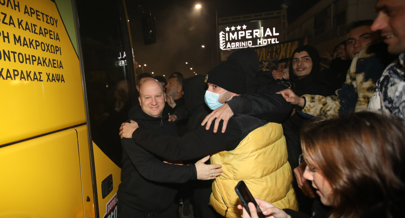 Ο Μάρκο Νίκολιτς με κόσμο της ΑΕΚ στο Αγρίνιο / Πηγή: Intime