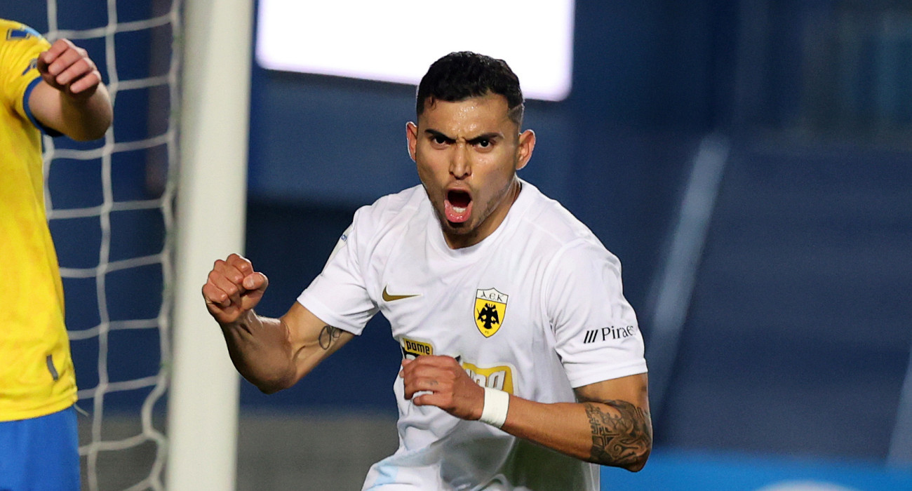 Ο Ορμπελίν Πινέδα πανηγυρίζει με τη φανέλα της ΑΕΚ / Πηγή: InTime