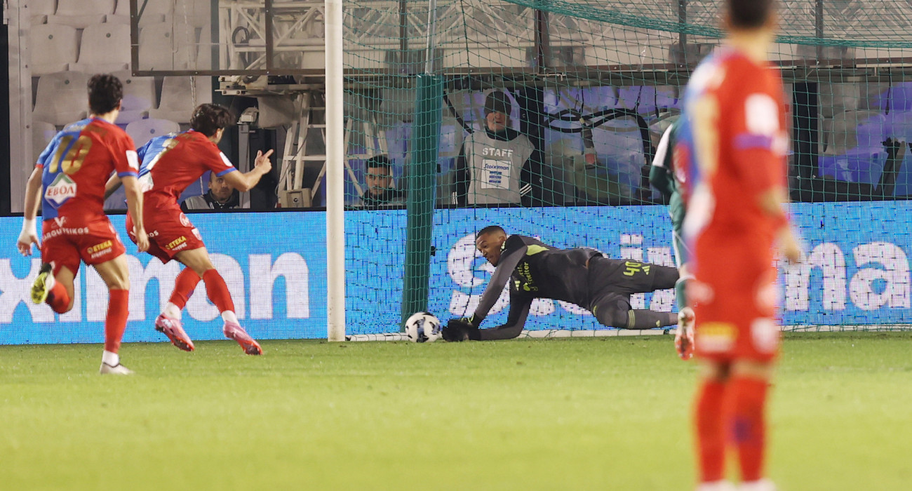 Ο Αλμπάν Λαφόν αποκρούει πέναλτι / Πηγή: InTime