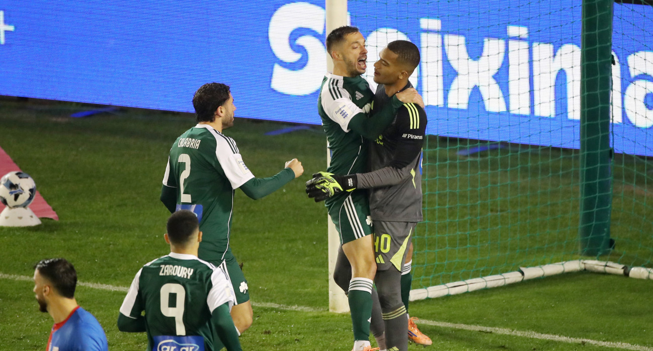 Ο Γιάννης Κώτσιρας πανηγυρίζει μαζί με τον Αλμπάν Λαφόν / Πηγή: InTime