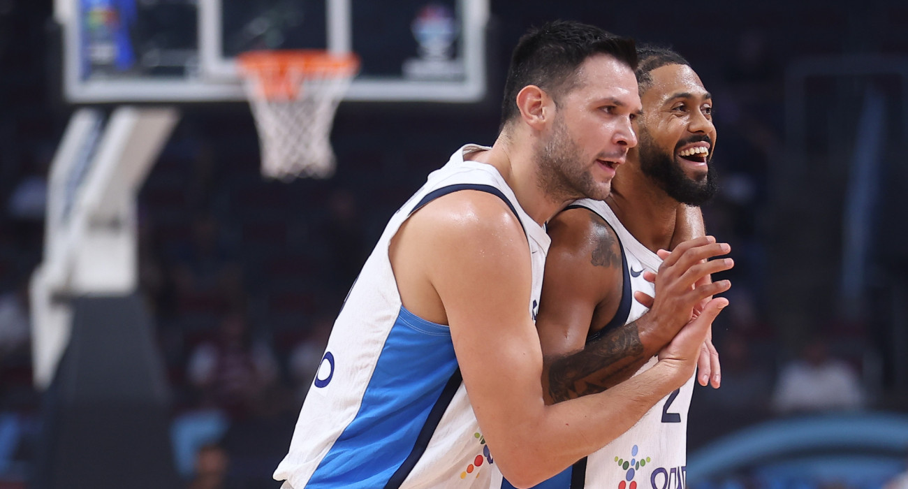 Ο Τάιλερ Ντόρσεϊ με τον Κώστα Παπανικολάου, Πηγή: Eurokinissi