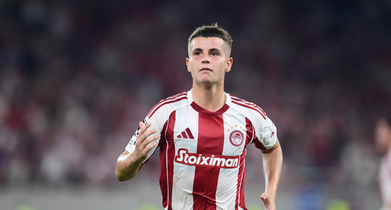 Ο Χρήστος Μουζακίτης με τη φανέλα του Ολυμπιακού / Πηγή: Eurokinissi