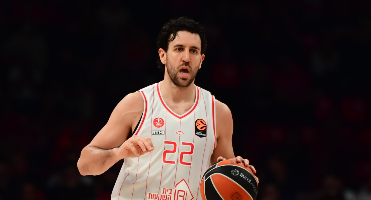 Ο Βασίλιε Μίτσιτς με την φανέλα της Χάποελ / source: eurokinissi