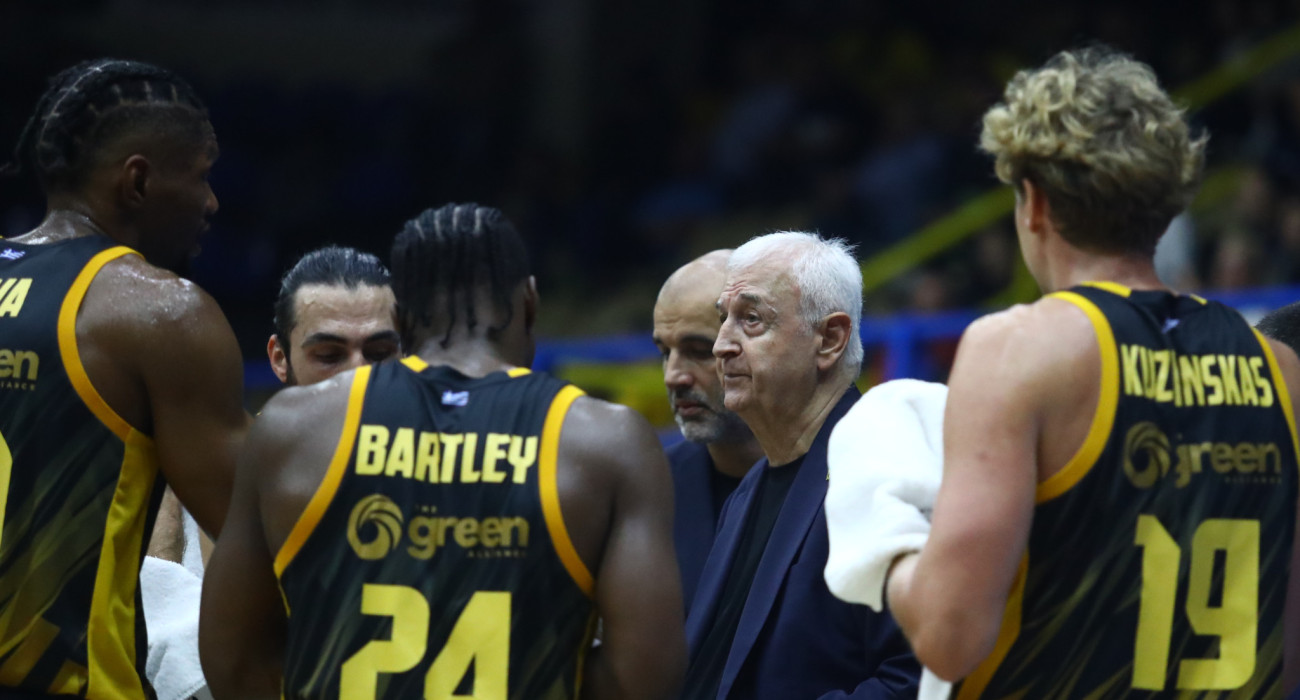 Ο Ντράγκαν Σάκοτα με τους παίκτες της ΑΕΚ, Πηγή: Eurokinissi