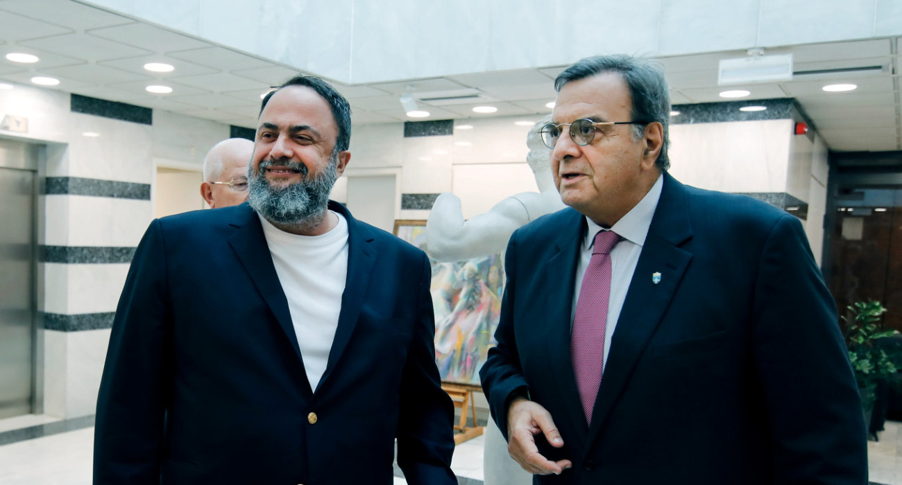 Ο Βαγγέλης Μαρινάκης με τον Πρόεδρο της ΕΟΕ, Ισίδωρο Κούβελο, και τον Γιώργο Κουγιουμτσίδη / Πηγή: Eurokinissi