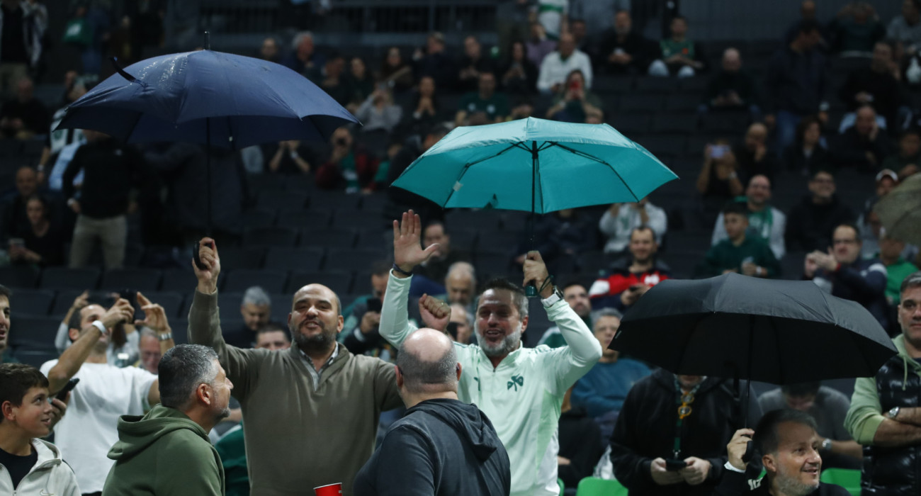 Φίλοι του Παναθηναϊκού με ομπρέλες στο Telekom Center/Πηγή: Eurokinissi