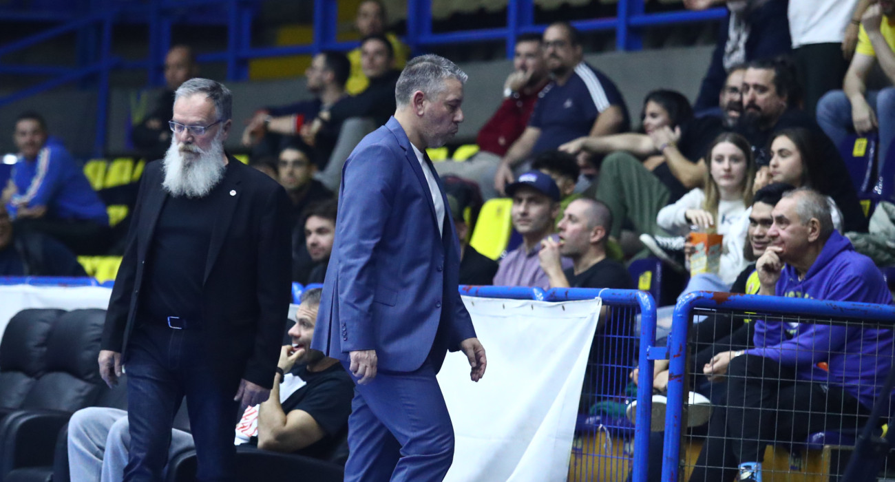 Ο Ηλίας Παπαθεοδώρου αποχωρεί τιμωρημένος από τον πάγκο της ομάδας του, Πηγή: Eurokinissi