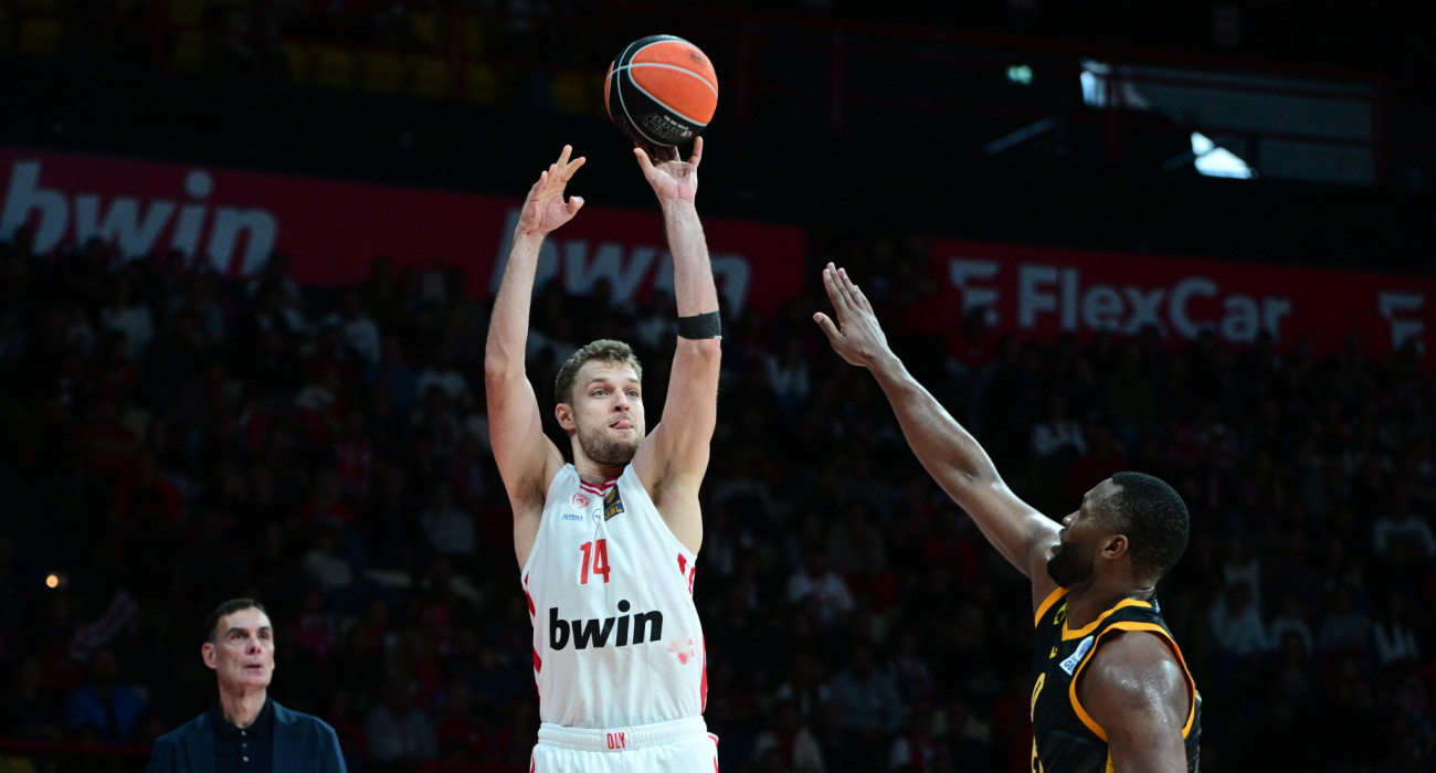 Ο Σάσα Βεζένκοφ στο ματς του Ολυμπιακού με την ΑΕΚ/Πηγή: Eurokinissi