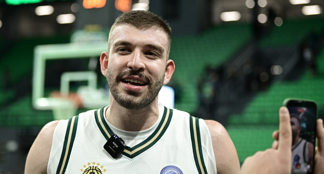 Ο Νίκος Ρογκαβόπουλος στο επίκεντρο όλων / Πηγή: Eurokinissi