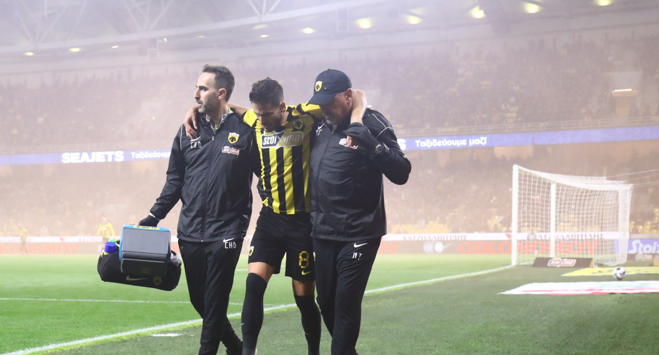 Ο Μιγιάτ Γκατσίνοβιτς αποχωρεί υποβασταζόμενος / Πηγή: Eurokinissi