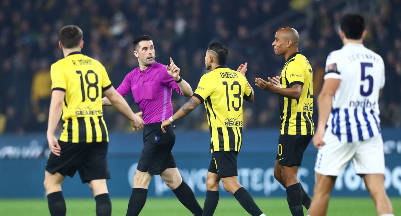 Οι ποδοσφαιριστές της ΑΕΚ με τον διαιτητή Ζαμπαλά / Πηγή: Eurokinissi