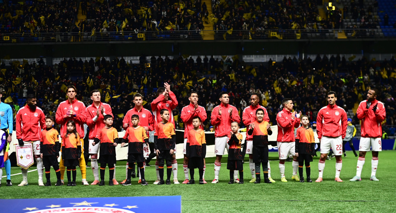 Οι παίκτες του Ολυμπιακού πριν το παιχνίδι με την Καϊράτ / Πηγή: Eurokinissi