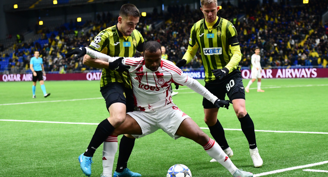 Ο Ελ Κααμπί προστατεύει τη μπάλα σε μία μονομαχία με δύο παίκτες της Καϊράτ / Πηγή: Eurokinissi