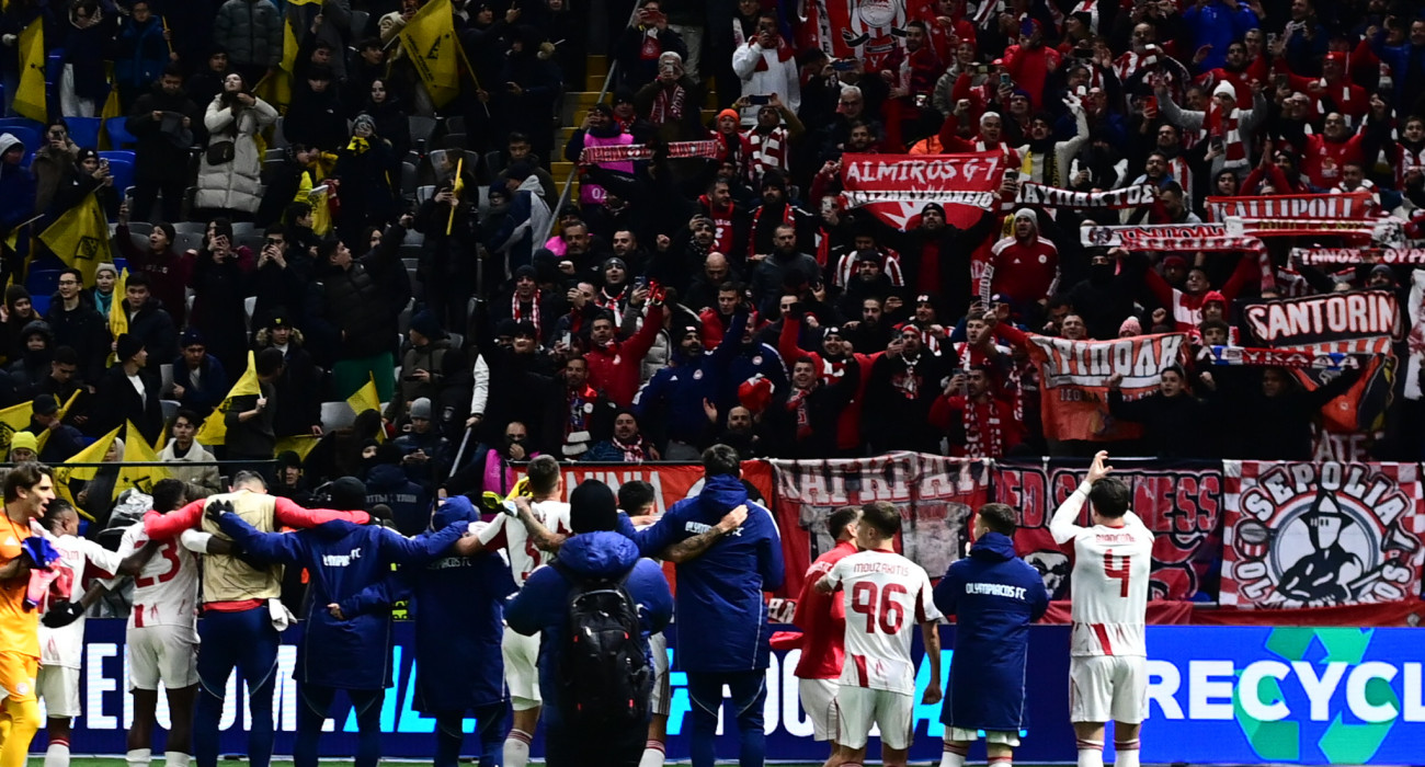 Παίκτες και οπαδοί του Ολυμπιακού πανηγυρίζουν / Πηγή: Eurokinissi