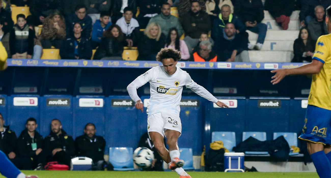 Το πλασέ του Λιούμπιτσιτς για το τρίτο γκολ της ΑΕΚ στο Αγρίνιο / Πηγή: Eurokinissi