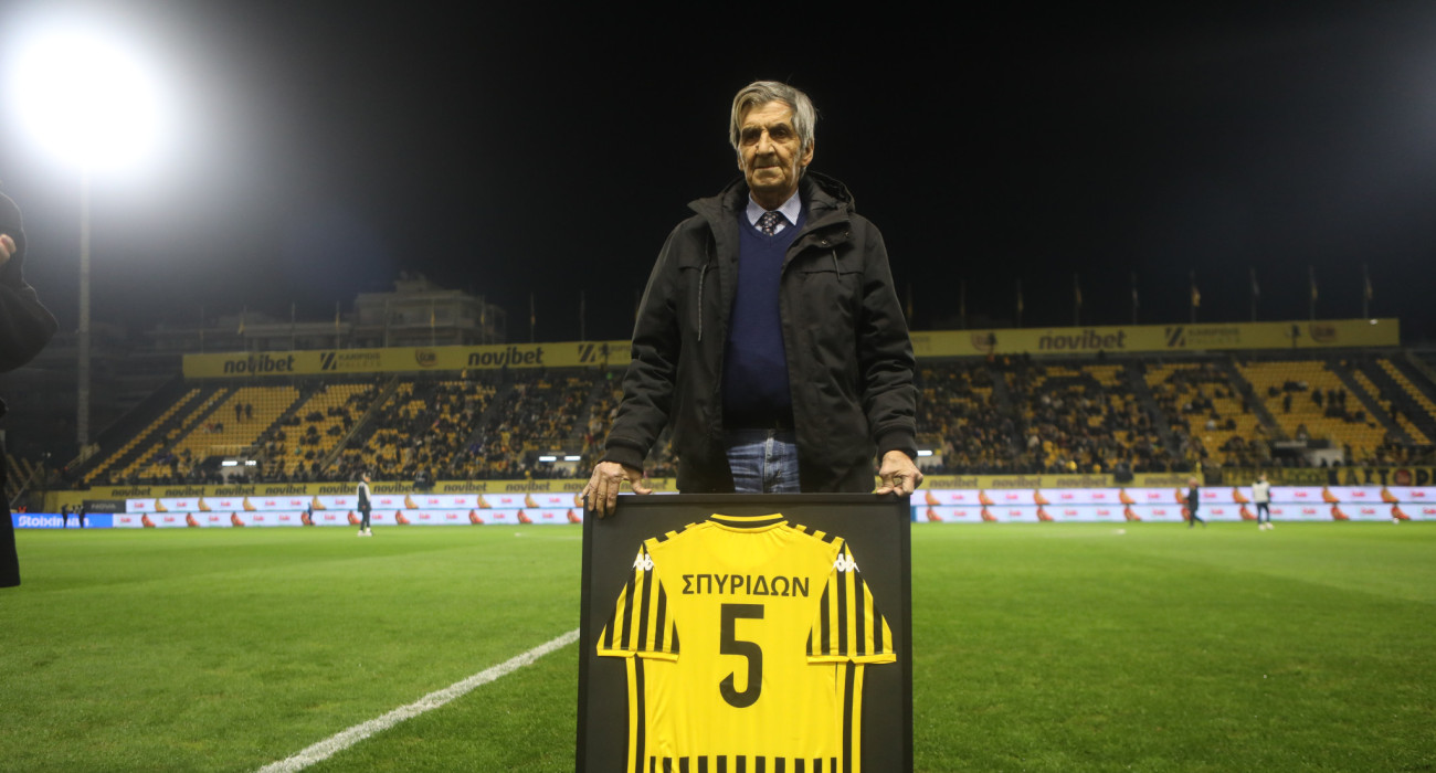 Ο Αγγελος Σπυρίδων στη βράβευσή του από τον Αρη/Πηγ;h: Eurokinisi