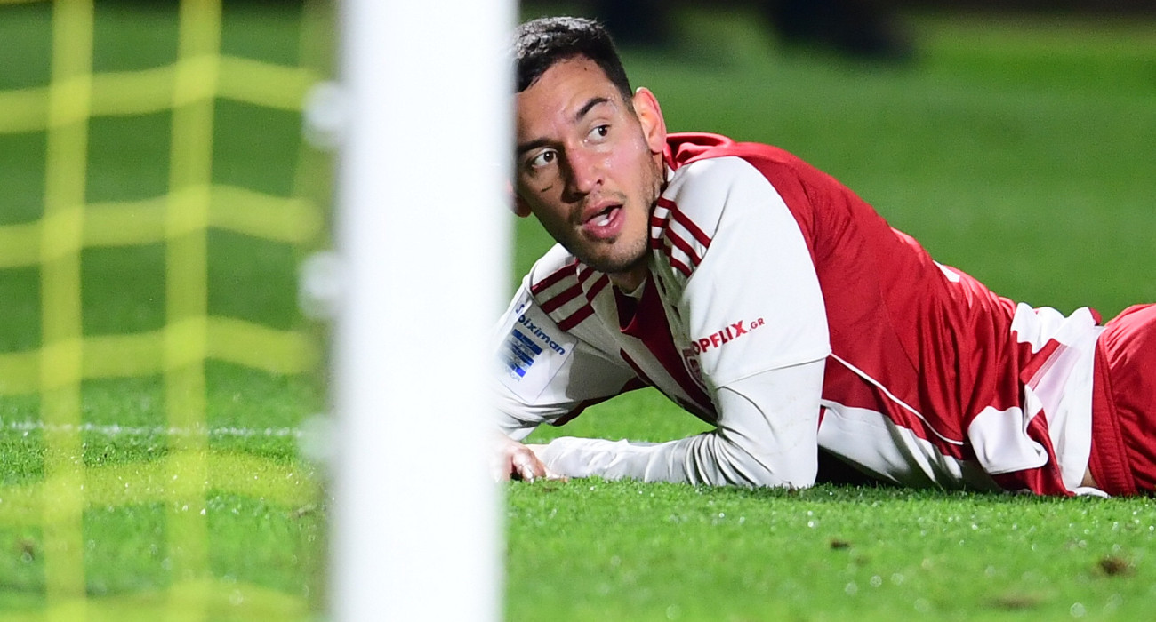 Ο Σάντι Εσε δεν πιστεύει την ευκαιρία που έχασε κόντρα στον Αρη / Πηγή: Eurokinissi