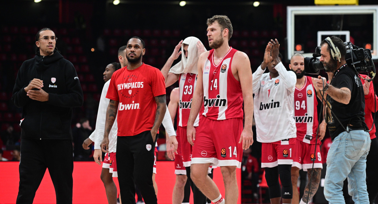 Απογοητευμένοι οι παίκτες του Ολυμπιακού μετά την εντός έδρας ήττα από τη Βαλένθια, Πηγή: Eurokinissi