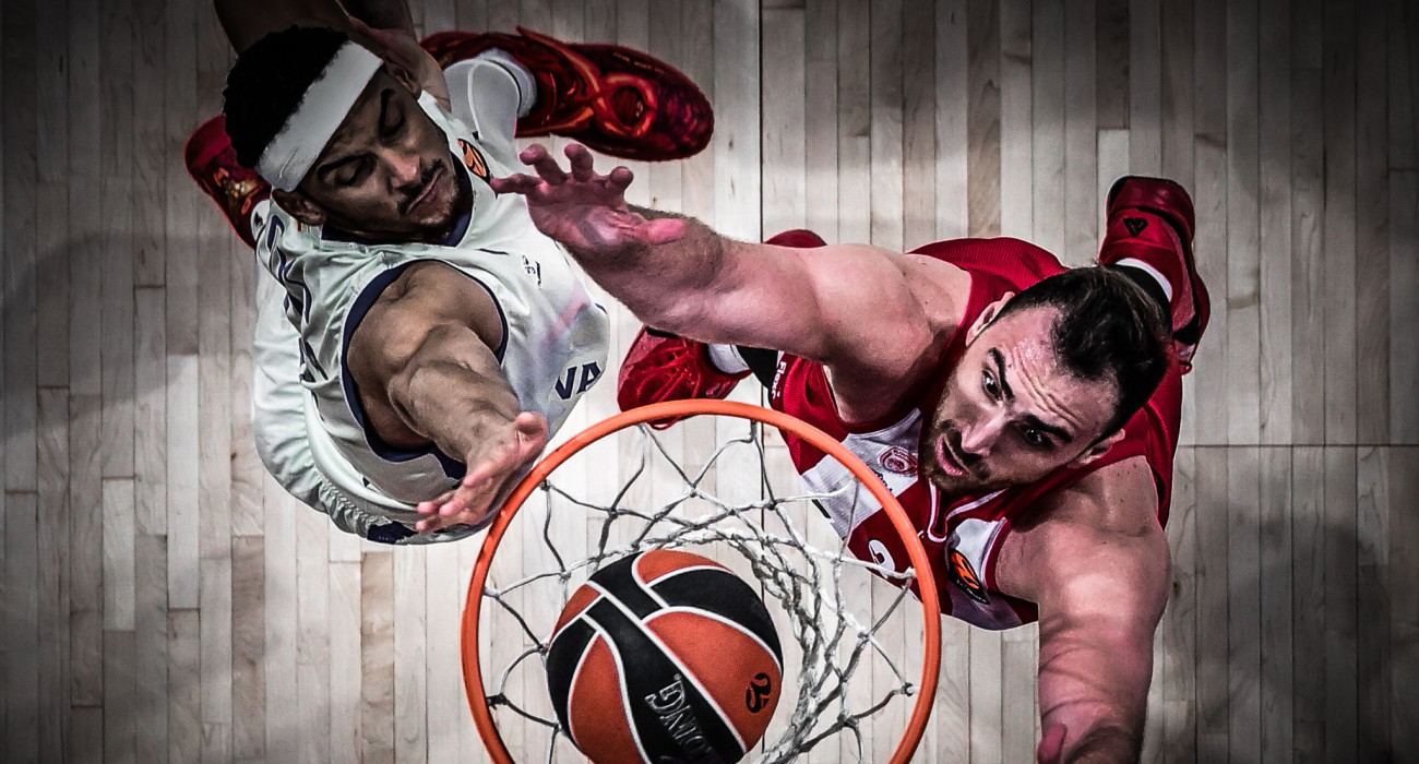 Μία από τις πολές «μάχες» που πήρε ο Μιλουτίνοφ κόντρα στους ψηλούς της Βαλένθια / Πηγή: Eurokinissi