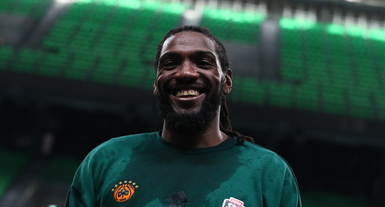 Ο Κένεθ Φαρίντ χαμογελά, αν και... προπονείται / Πηγή: Eurokinissi