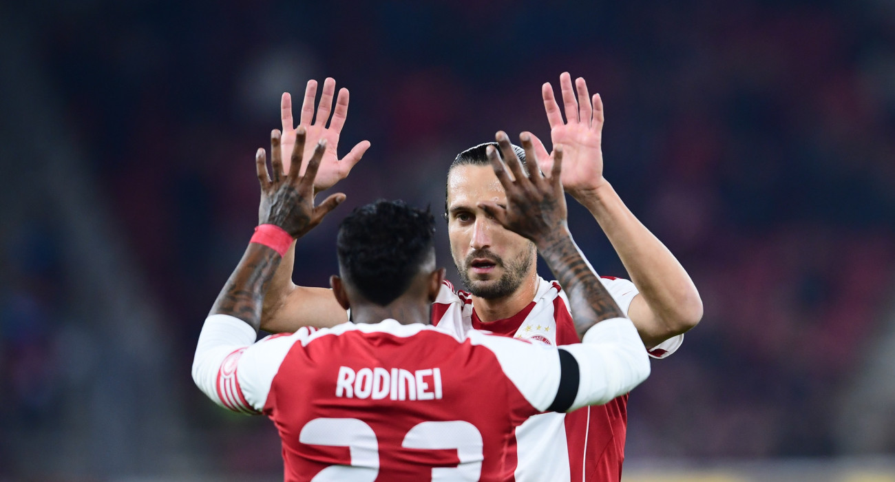 Γιαζίτζι και Ροντινέι πανηγυρίζουν κόντρα στον Ηρακλή / Πηγή: Eurokinissi