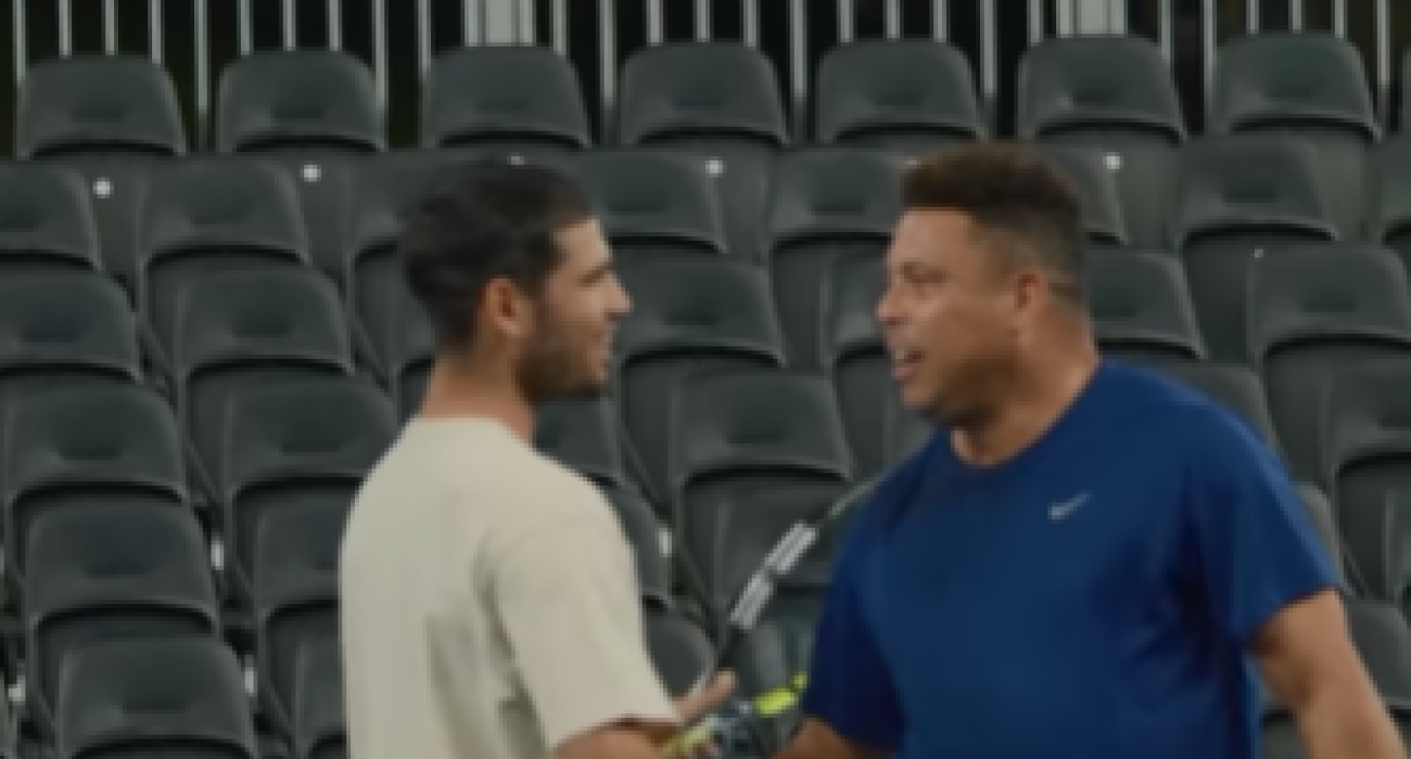 Ο Κάρλος Αλκαράθ μαζί με τον Ρονάλντο Ναζάριο / Screenshot