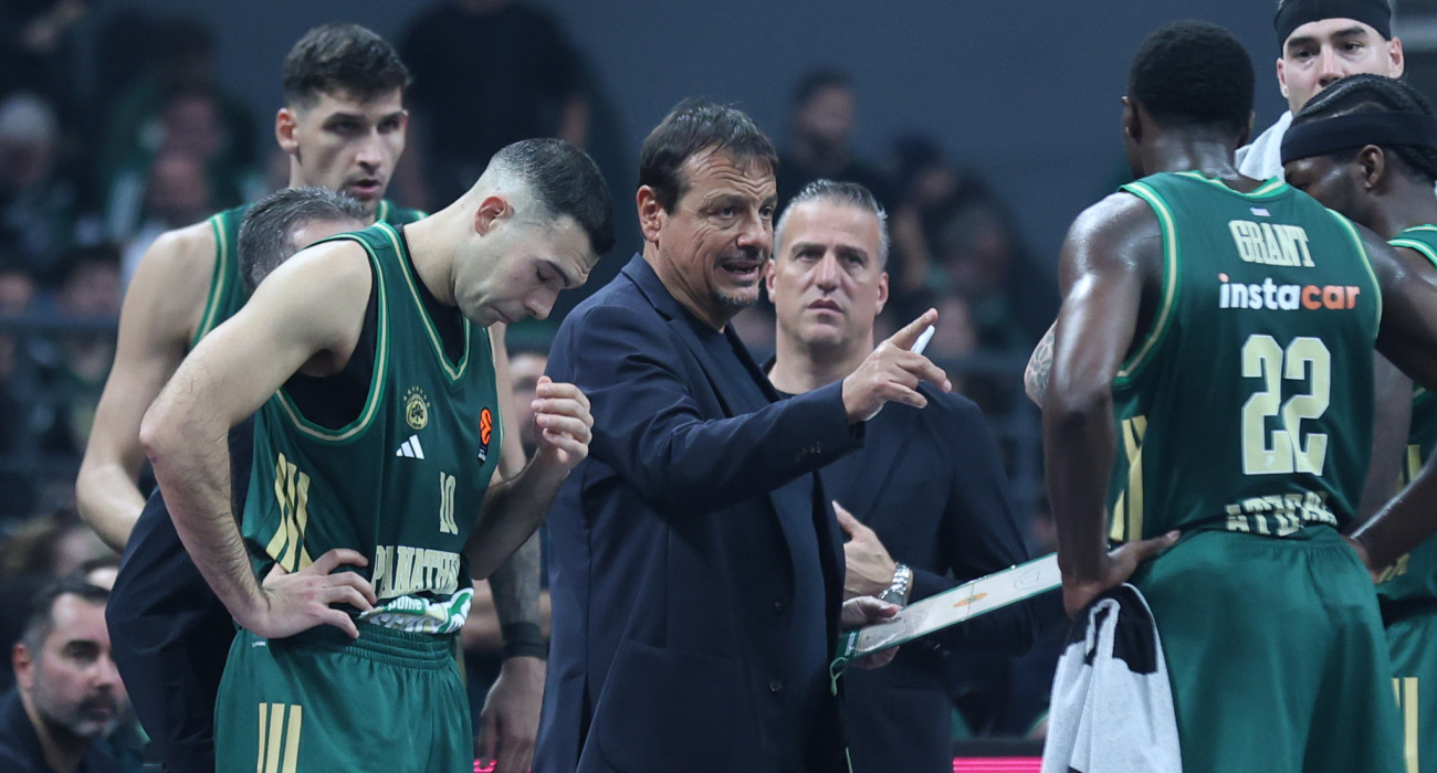 Ο Εργκίν Αταμάν δίνει οδηγίες στους παίκτες του κατά τη διάρκεια του αγώνα με τη Βαλένθια / Πηγή: Intime