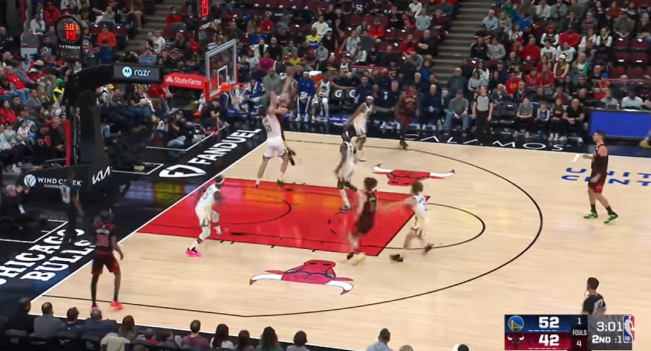 Με σούπερ θέαμα και... ιπτάμενο Μπουζέλις το Top 10 του ΝΒΑ (video)