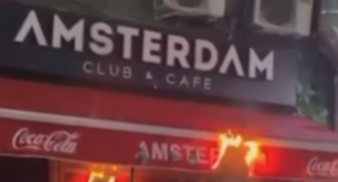 Η στιγμή που οπαδοί της Φέγενορντ καίνε διαμέρισμα στο Βουκουρέστι / Screenshot