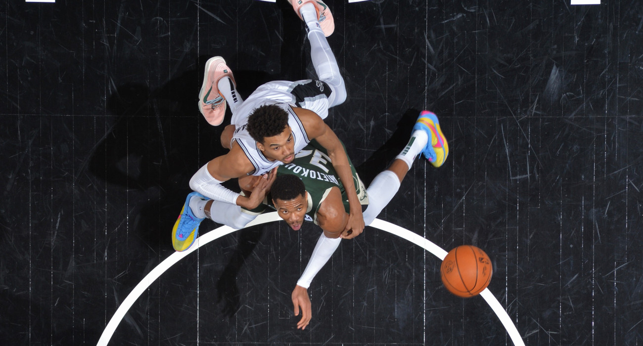 O Γιάννης Αντετοκούνμπο σε «μονομαχία» για το ριμπάουντ με τον Βικτόρ Γουεμπανιαμά / Πηγή: Photos by Michael Gonzales / NBAE via Getty Images