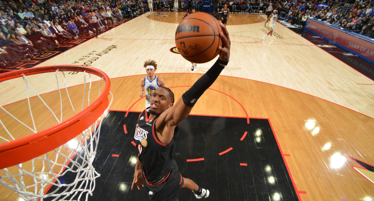 Ο Ταϊρίς Μάξεϊ των Σίξερς σε... πτήση / Photo by Jesse D. Garrabrant/NBAE via Getty Images