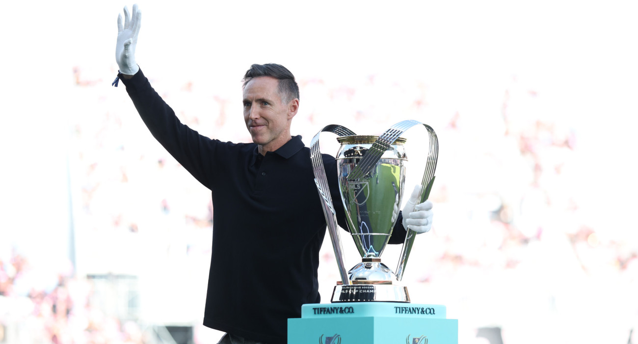 Ο Στιβ Νας αποθεώνεται από τον κόσμο και ανταποδίδει, λίγο πριν τη σέντρα στον τελικό του MLS / Πηγή: Photo by Maddie Meyer/Getty Images