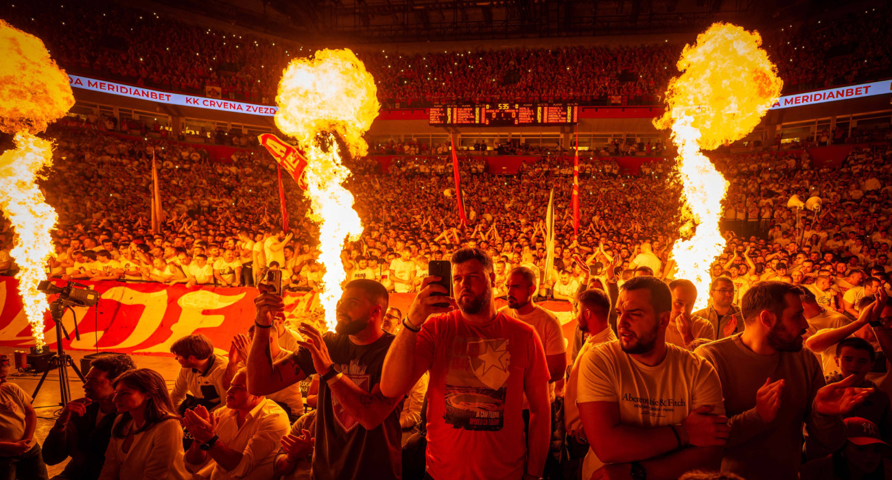Οι φίλοι του Ερυθρού Αστέρα σε προηγούμενο ντέρμπι με την Παρτίζαν / Πηγή: IMAGO