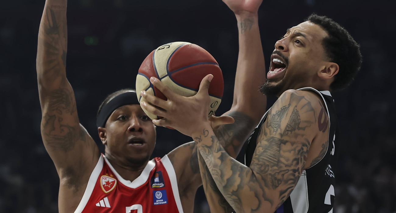 Καρλίκ Τζόουνς και Αϊζάια Κάαναν σε «μάχη» εντός παρκέ / Πηγή: IMAGO