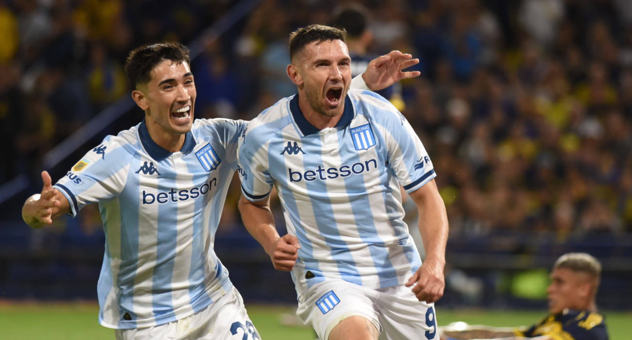 Ο Μαρτίνεζ πανηγυρίζει το γκολ που πέτυχε με την φανέλα της Ρασίνγκ Κλουμπ / Πηγή: Imago