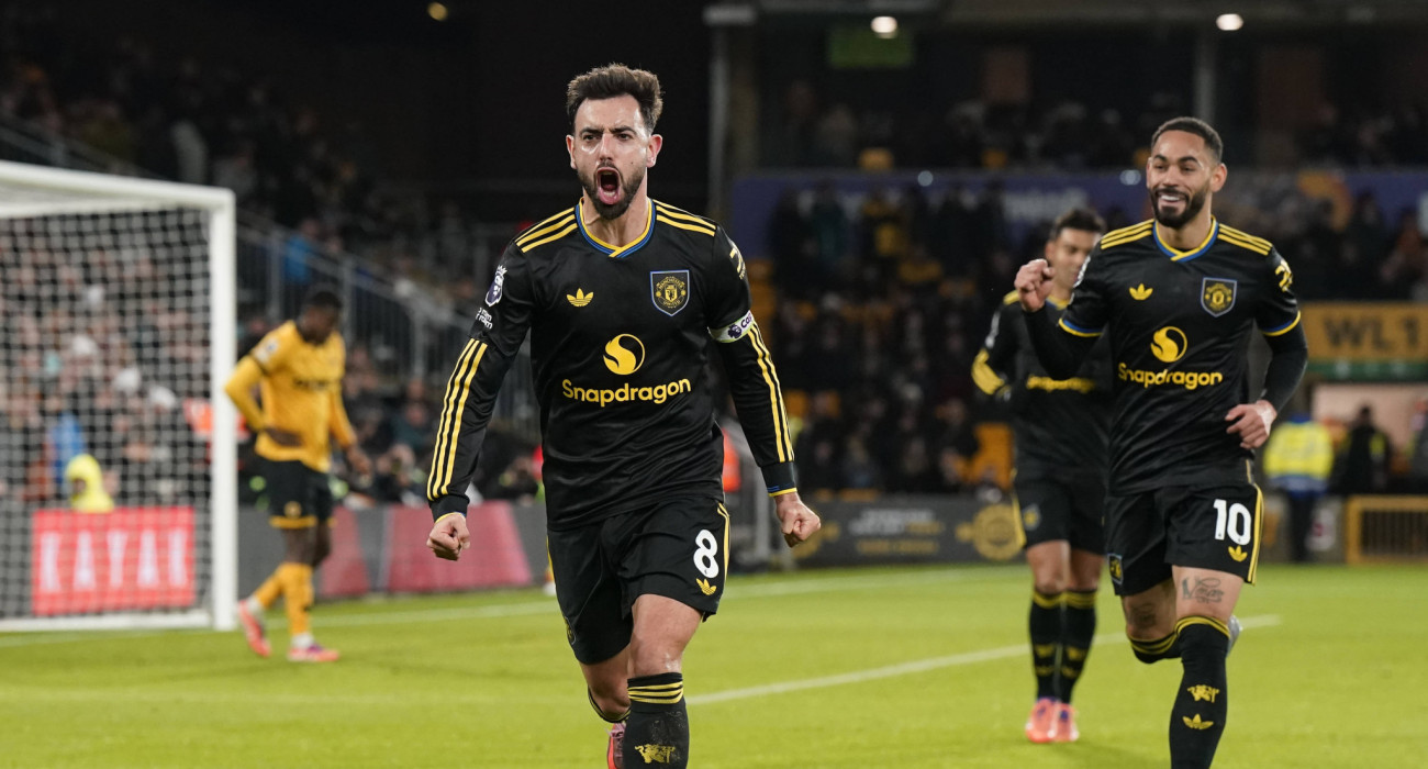 Ο Μπρούνο Φερνάντες πανηγυρίζει με τη φανέλα της Μάντσεστερ Γιουνάιτεντ / Πηγή: Imago