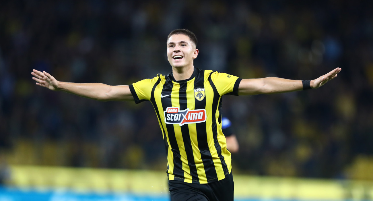 Ο Δημήτρης Καλοσκάμης με τη φανέλα της ΑΕΚ / Πηγή: Eurokinissi