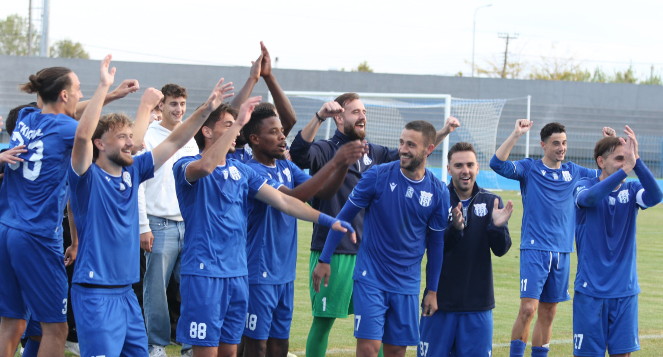 Οι ποδοσφαιριστές του Νέστου Χρυσούπολης πανηγυρίζουν / Πηγή: eurokinissi