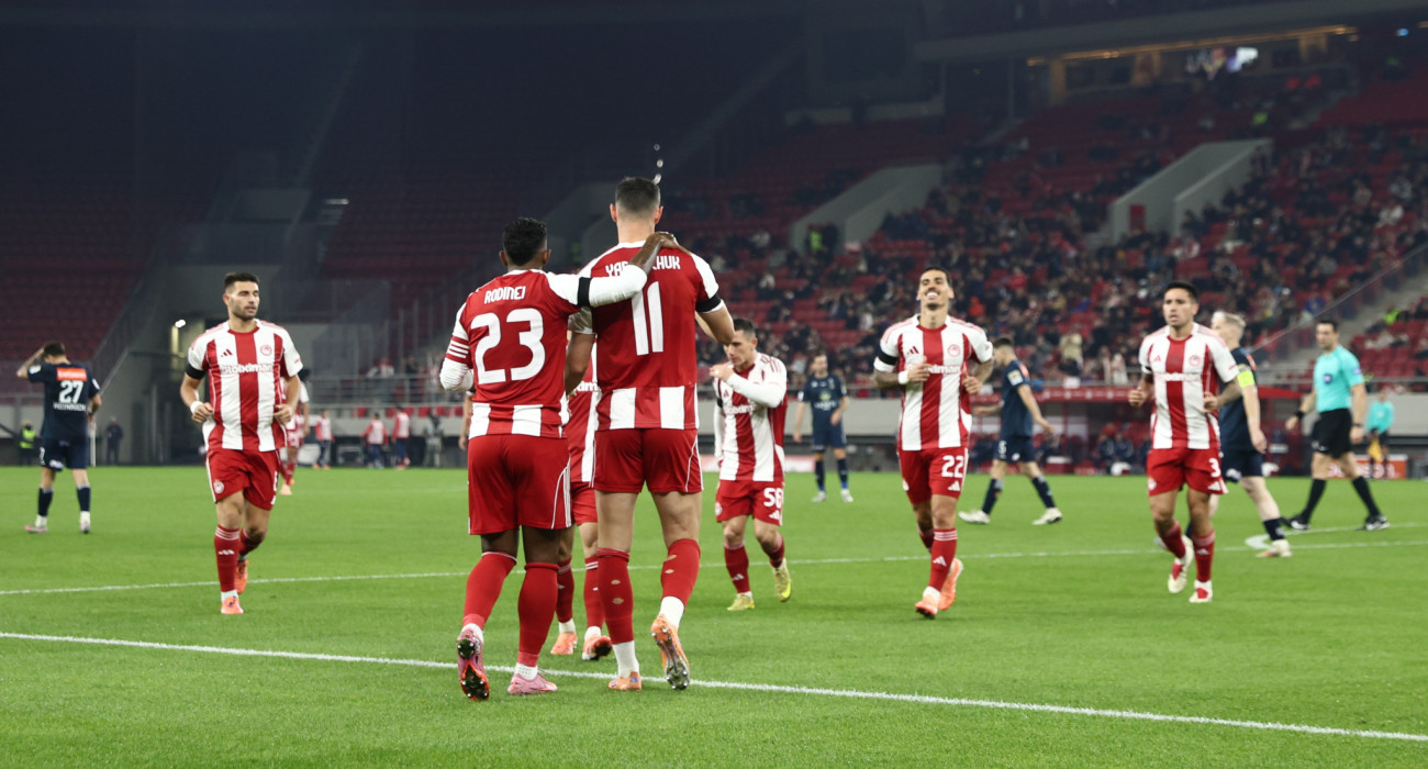 Οι ποδοσφαιριστές του Ολυμπιακού πανηγυρίζουν / Πηγή: intime