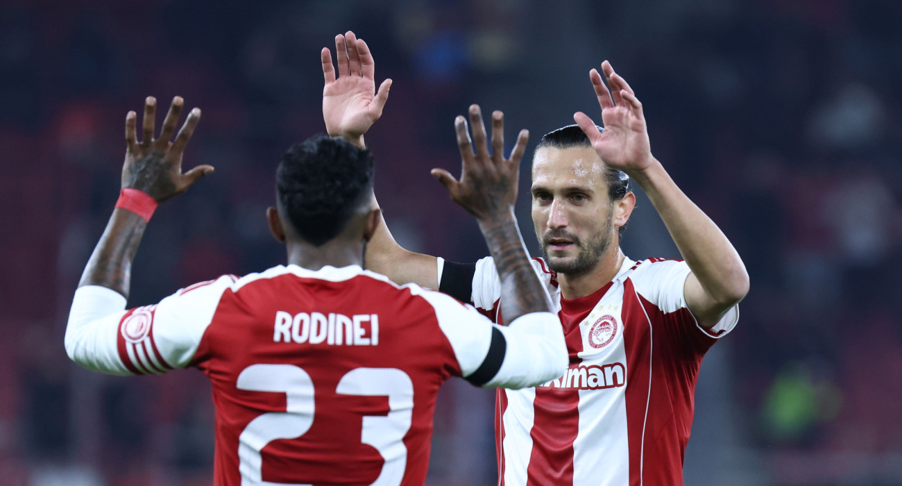 Ο Γιαζίτσι πανηγυρίζει με τον Ροντινέι / Πηγή: intime