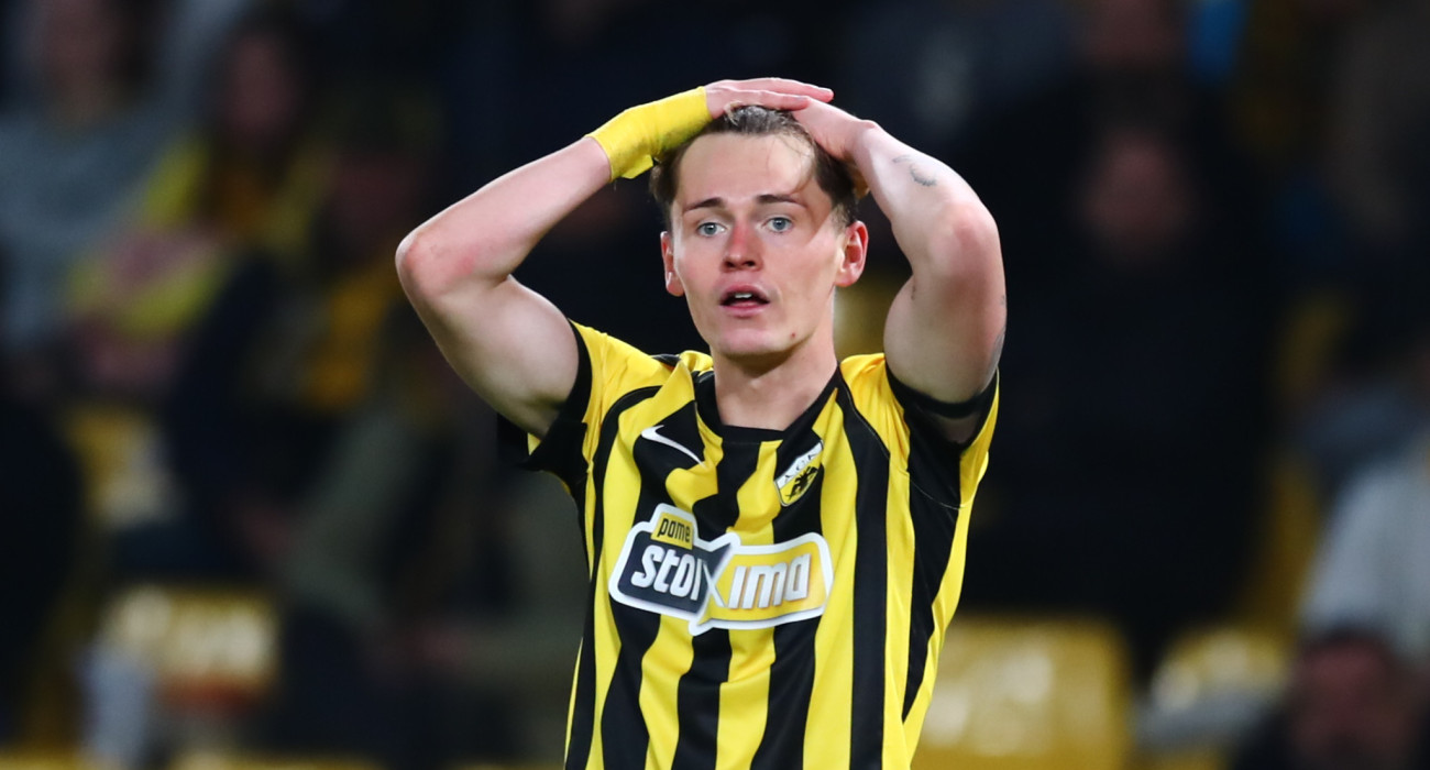 Ο Τζέιμς Πενράις με τη φανέλα της ΑΕΚ / Πηγή :Eurokinissi